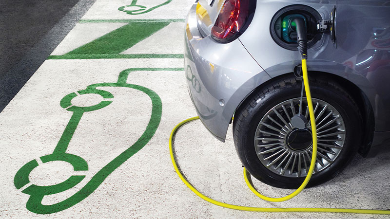 auto elettrica in ricarica